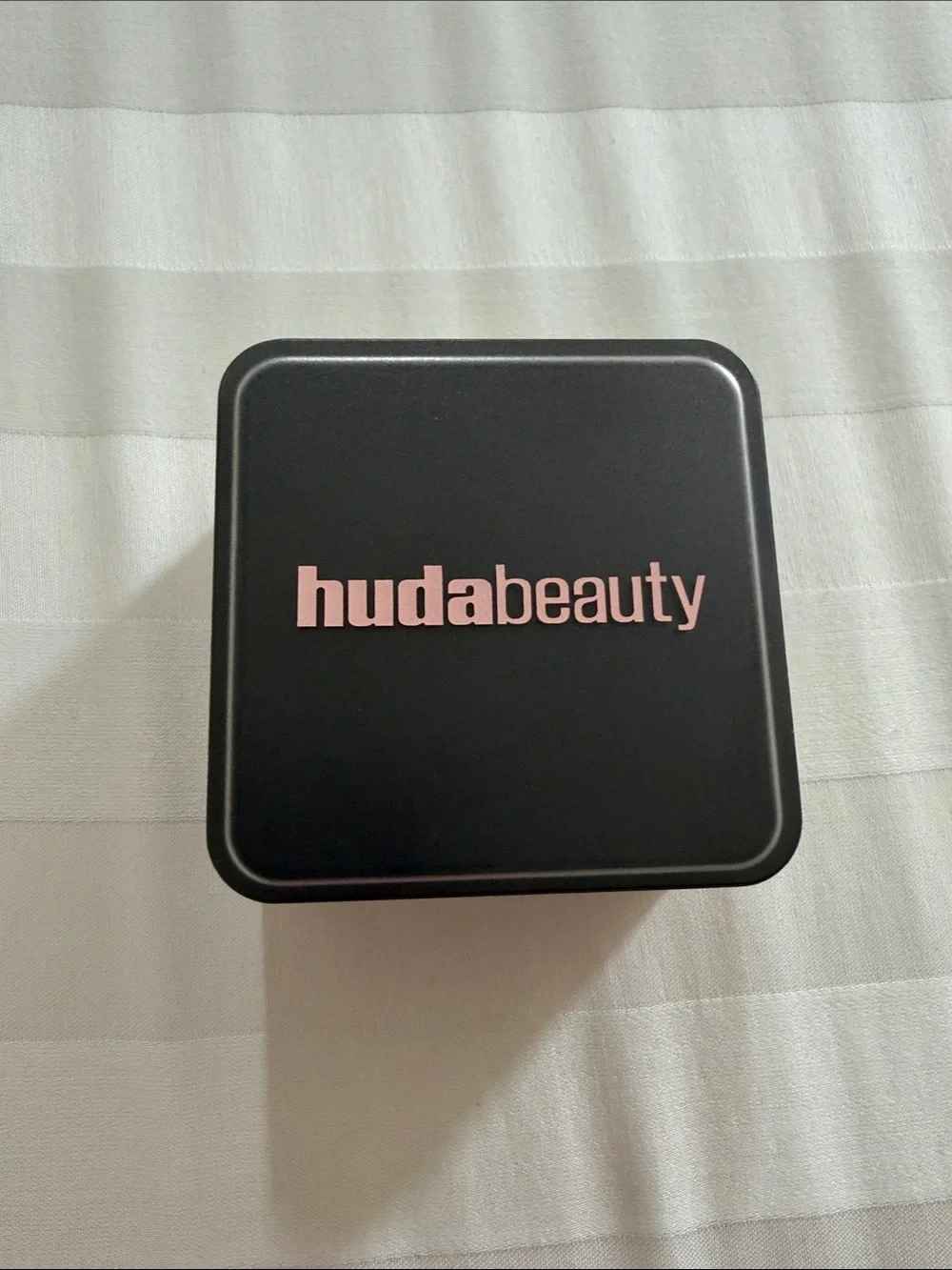 HUDA BEAUTY Black Compact with Pink Logo